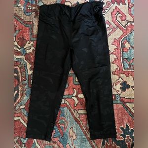 Virus capris leggings